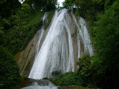 น้ำตกหย่ายเอี๊ยมที่สวยงามยิ่งใหญ่